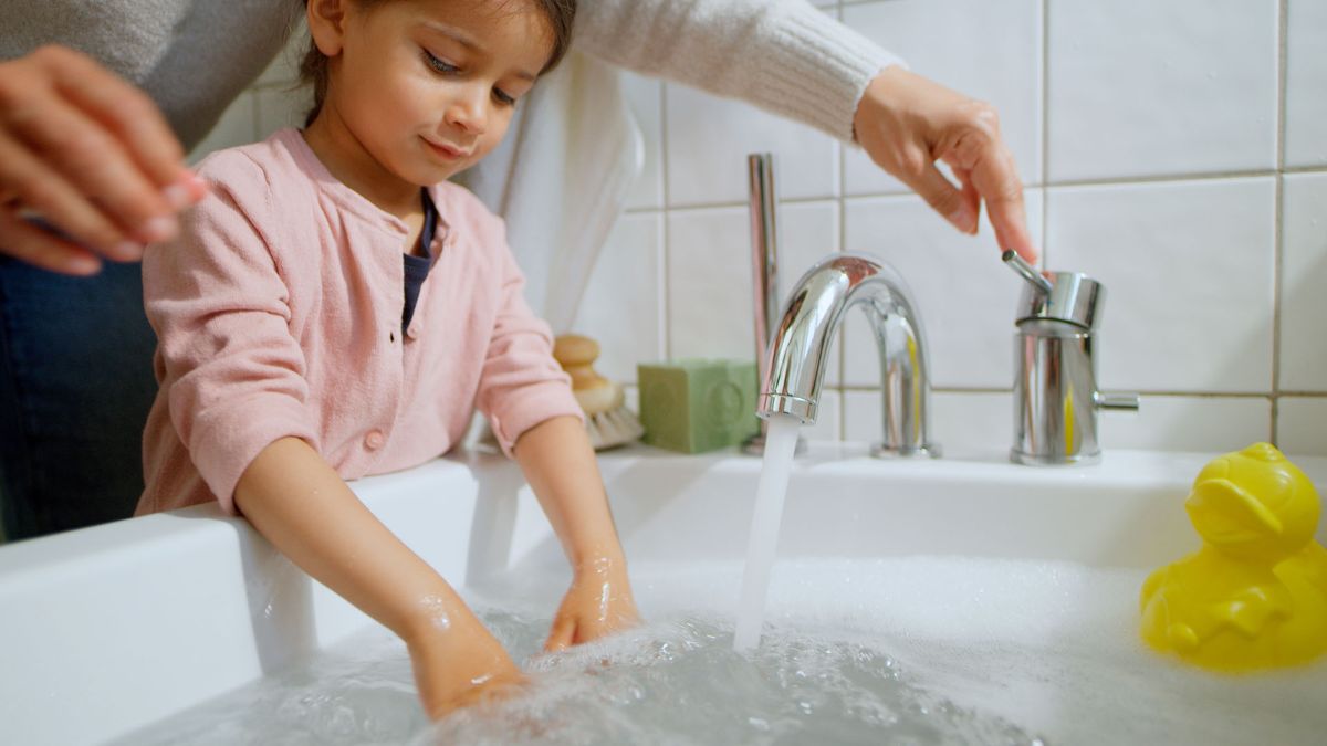 Kind lässt Wasser in die Badewanne ein – Sanitärinstallation von Kling Haustechnik